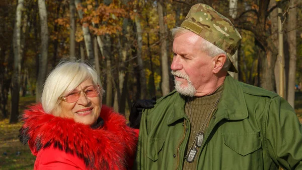 Portrét Staršího Šedovlasého Páru Muže Militarizovaných Khaki Šatech Ženy Oranžovém — Stock fotografie