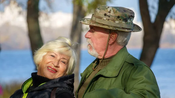 Portrét Staršího Šedovlasého Páru Muže Militarizovaných Khaki Šatech Ženy Černém — Stock fotografie