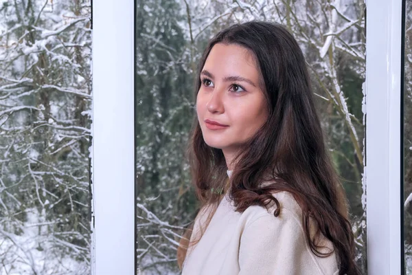 Porträtt Vacker Söt Ung Kvinna Vit Tröja Mot Bakgrund Ett — Stockfoto