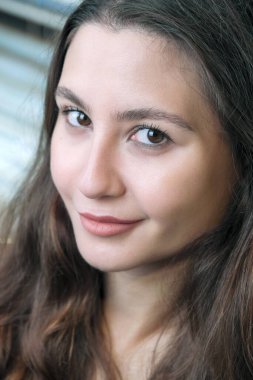 Kahverengi iç çamaşırlı, uzun siyah saçlı, güzel, kahverengi saçlı bir kadın.