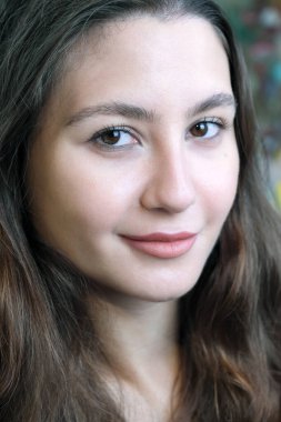 Kahverengi iç çamaşırlı, uzun siyah saçlı, güzel, kahverengi saçlı bir kadın.