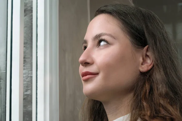 Pencerenin Arka Planında Beyaz Kazaklı Güzel Bir Genç Kadının Portresi — Stok fotoğraf