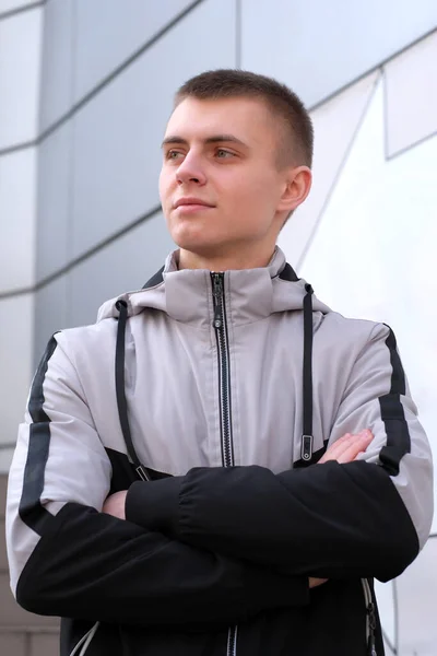 Портрет Молодого Хлопця Світлому Тлі Молодіжному Спортивному Одязі Піджаку — стокове фото