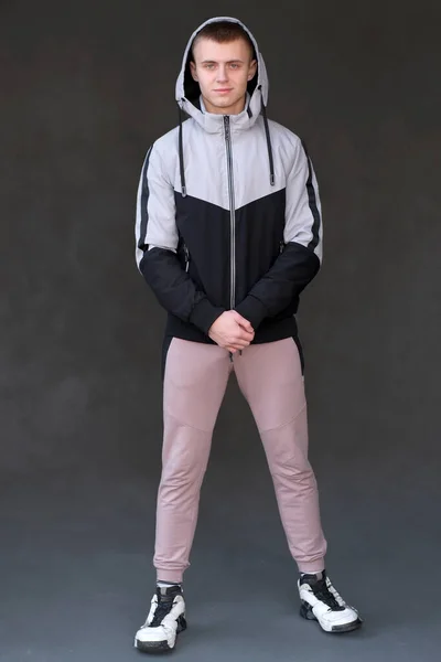 Portrét Mladého Muže Plném Růstu Sportovním Oblečení Pro Mládež Bundě — Stock fotografie