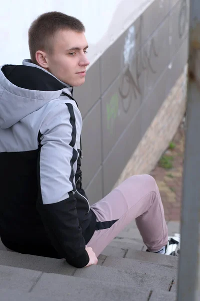 Портрет Молодого Хлопця Який Сидить Сходах Юнацькому Спортивному Одязі Піджаку — стокове фото