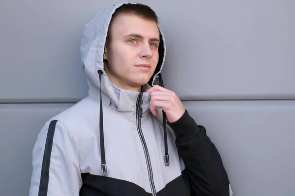 Портрет Молодого Хлопця Світлому Тлі Молодіжному Спортивному Одязі Піджаку — стокове фото