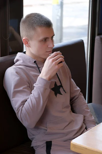 Junger Gutaussehender Mann Trinkt Kaffee Einem Straßencafé — Stockfoto