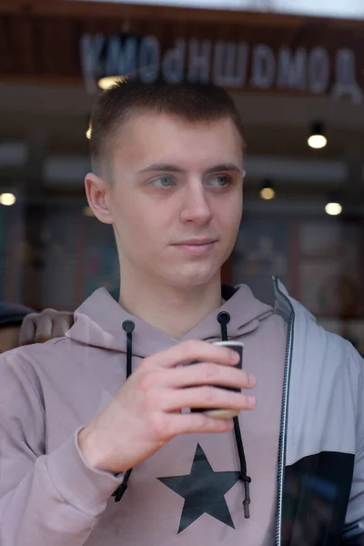 Junger Gutaussehender Kerl Der Kaffee Einem Straßencafé Trinkt Foto Durch — Stockfoto