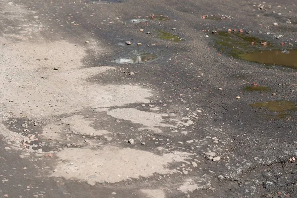 Поврежденный Дорожный Тротуар Выбоины Ямы Городе После Дождя Летний День — стоковое фото