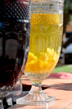 Güneşli bir yaz gününde, şehir parkında, sokakta meyve tazeleyici içecekler.