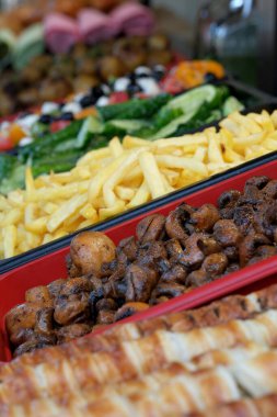 Parlak güneşli bir yaz gününde şehir parkında fast food ticareti, yakın çekim.
