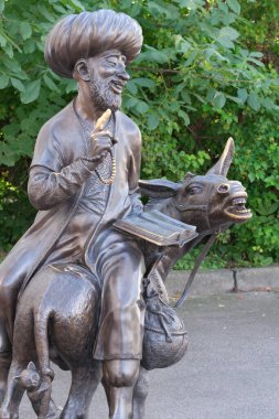 Eşeğe yakın çekimde Khoja Nasreddin heykeli.