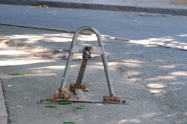Güneşli bir yaz gününde şehir bahçesinin kaldırımında park kilidi, yakın çekim.
