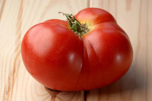 Röd Mogen Söt Tomat Ett Trä Ljus Bord Närbild Vegetabilisk — Stockfoto