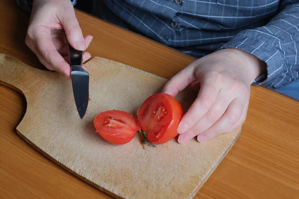 Cortar Tomate Vermelho Maduro Mãos Uma Idosa Seguram Tomate Por — Fotografia de Stock