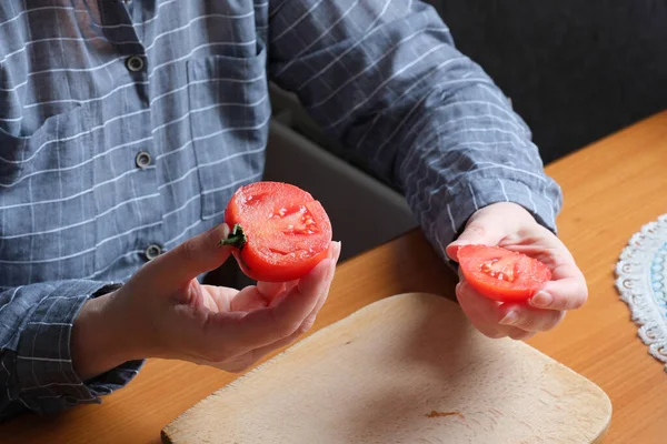Een Rode Rijpe Tomaat Snijden Handen Van Een Oudere Vrouw — Stockfoto