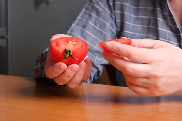Trancher Une Tomate Rouge Mûre Les Mains Une Femme Âgée — Photo