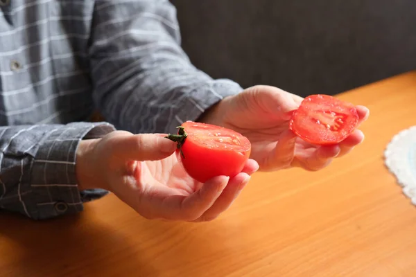 Cortar Tomate Vermelho Maduro Mãos Uma Idosa Seguram Tomate Por — Fotografia de Stock