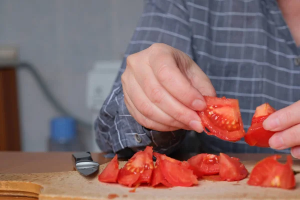 Trancher Une Tomate Rouge Mûre Les Mains Une Femme Âgée — Photo