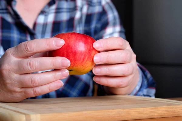 Les Mains Une Femme Âgée Tiennent Une Pomme Juteuse Mûre — Photo