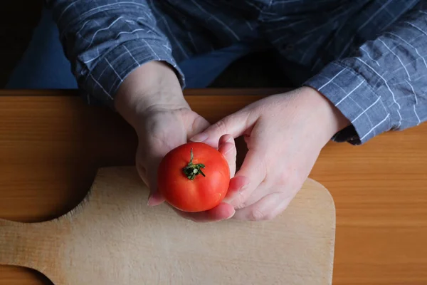Les Mains Une Femme Âgée Tiennent Une Tomate Mûre Rouge — Photo