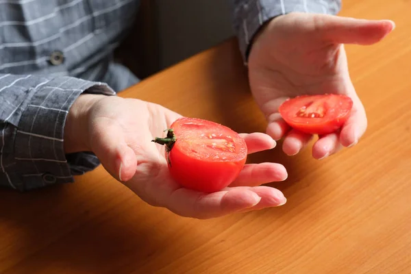 Mãos Uma Mulher Idosa Cortando Tomate Vermelho Maduro Uma Tábua — Fotografia de Stock