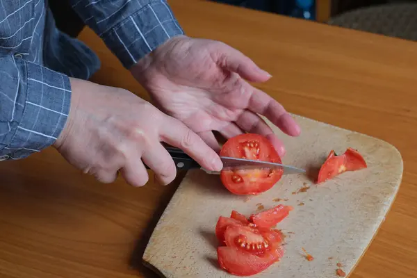 Mains Une Femme Âgée Coupant Une Tomate Mûre Rouge Sur — Photo