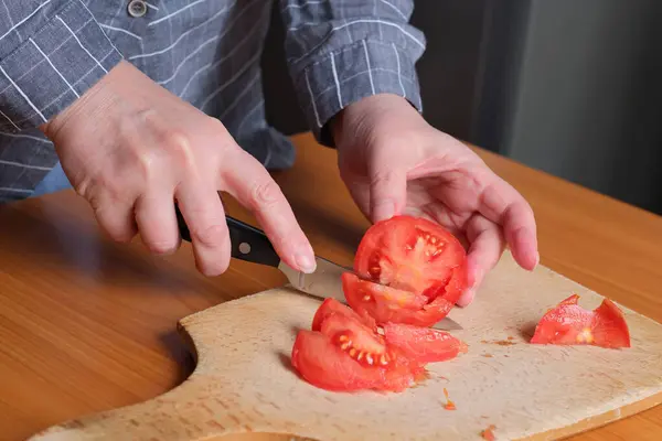Ręce Starszej Kobiety Krojącej Dojrzałego Pomidora Desce Krojenia Przekąskę Kuchni — Zdjęcie stockowe