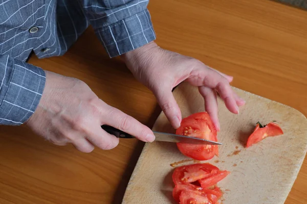 Mains Une Femme Âgée Coupant Une Tomate Mûre Rouge Sur — Photo