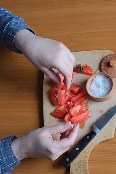 Ręce Starszej Kobiety Krojącej Dojrzałego Pomidora Desce Krojenia Przekąskę Kuchni — Zdjęcie stockowe
