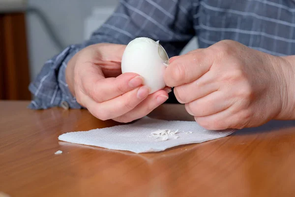 Mãos Uma Mulher Idosa Mostrando Ovo Cozido Branco Descascando Cozinha — Fotografia de Stock