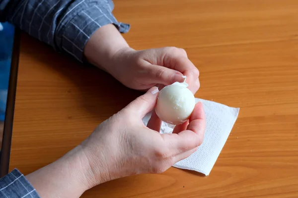 Mani Una Donna Anziana Che Mostra Uovo Sodo Bianco Sbuccia — Foto Stock