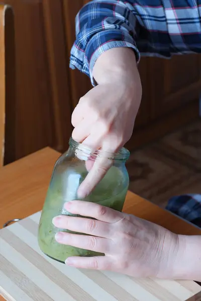 Handen Van Een Oudere Vrouw Halen Heerlijke Zelfgemaakte Gepekelde Komkommers — Stockfoto