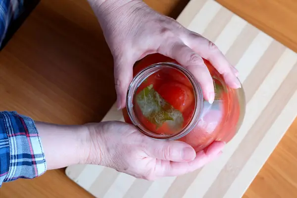 Handen Van Een Oudere Vrouw Halen Heerlijke Zelfgemaakte Gepekelde Tomaten — Stockfoto