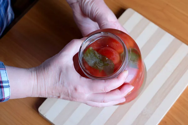 Mãos Uma Mulher Idosa Tirar Deliciosos Tomates Caseiros Conserva Frasco — Fotografia de Stock