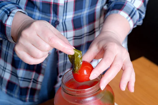 Händerna Äldre Kvinna Läckra Hemlagade Inlagda Tomater Från Burk Köket — Stockfoto