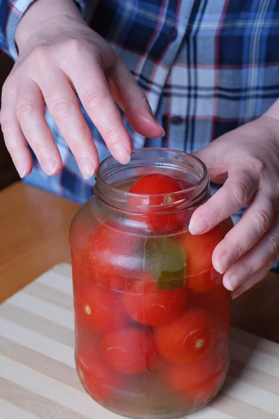 Händerna Äldre Kvinna Läckra Hemlagade Inlagda Tomater Från Burk Köket — Stockfoto
