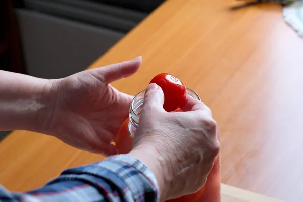 Les Mains Une Femme Âgée Sortent Délicieuses Tomates Marinées Maison — Photo