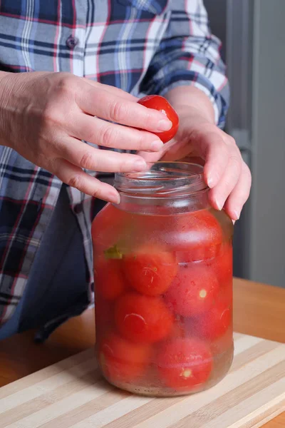 Mãos Uma Mulher Idosa Tirar Deliciosos Tomates Caseiros Conserva Frasco — Fotografia de Stock