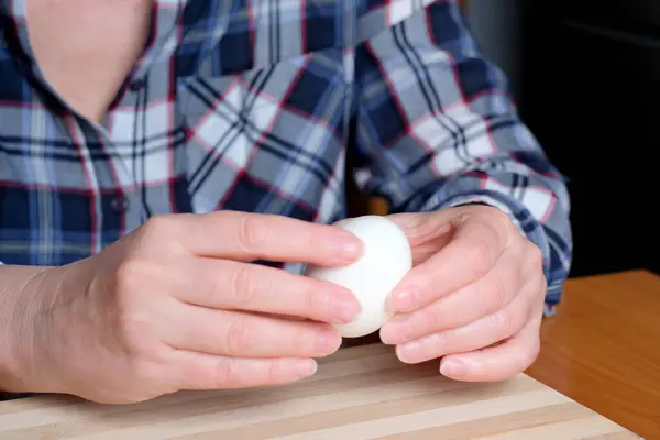 Mãos Uma Mulher Idosa Mostrando Ovo Cozido Branco Descascando Cozinha — Fotografia de Stock