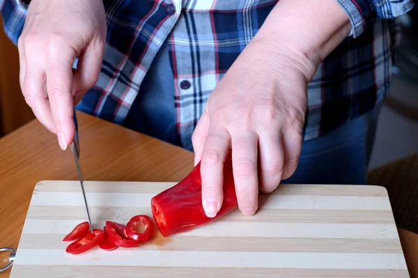 Elderly Woman Hands Chop Red Bell Peppers Display Them Kitchen — Stock Photo, Image