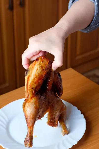Ręce Starszej Kobiety Operują Grillowanym Kurczakiem Wystawiają Kuchni Przy Brązowym — Zdjęcie stockowe
