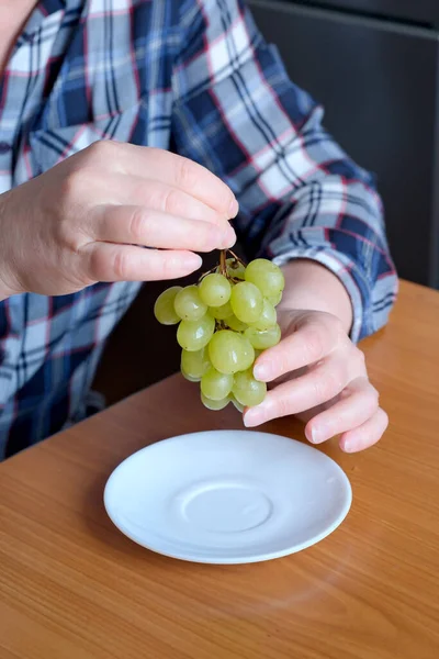 Руки Літньої Жінки Тримають Невелику Щітку Білого Винограду Насіння Показують — стокове фото
