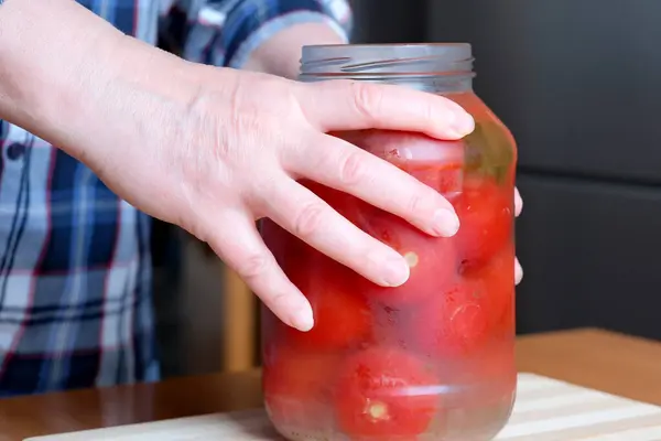 Die Hände Einer Älteren Frau Nehmen Köstliche Hausgemachte Eingelegte Tomaten — Stockfoto