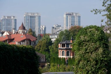 Mavi gökyüzüne karşı parlak bir yaz güneşli bir günde güzel renklere sahip bir konut modern yüksek katlı kentsel evin Cephe