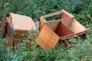 Şehirdeki bir çöp sahasındaki eski ahşap mobilya parçaları, çevre çizimi, doğa koruma