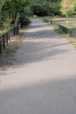 Şehir binaları ve avlu içinde kaldırım yolu