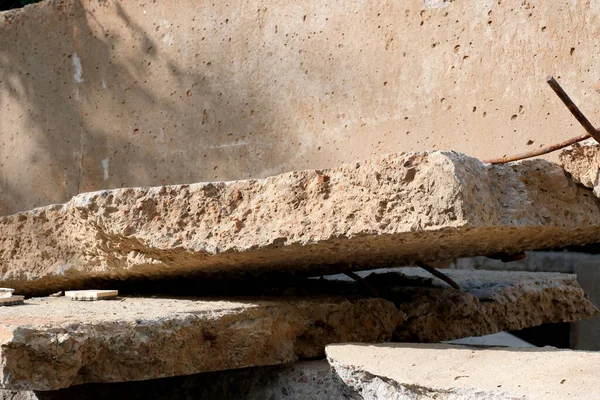 Şehirdeki bir atık sahasında eski yapı taşları ve levhalar, çevresel çizimler, doğa koruma