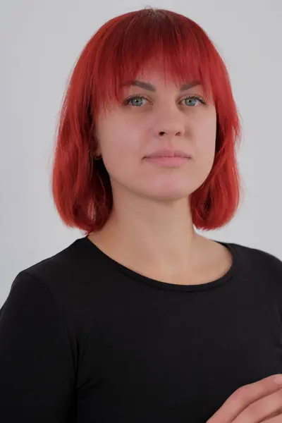 Una Joven Atractiva Mujer Con Peinado Corto Color Naranja Una —  Fotos de Stock