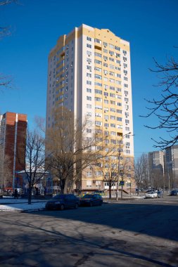 Güneşli bir kış gününde, sıradan bir yerleşim yerinin kış manzarası
